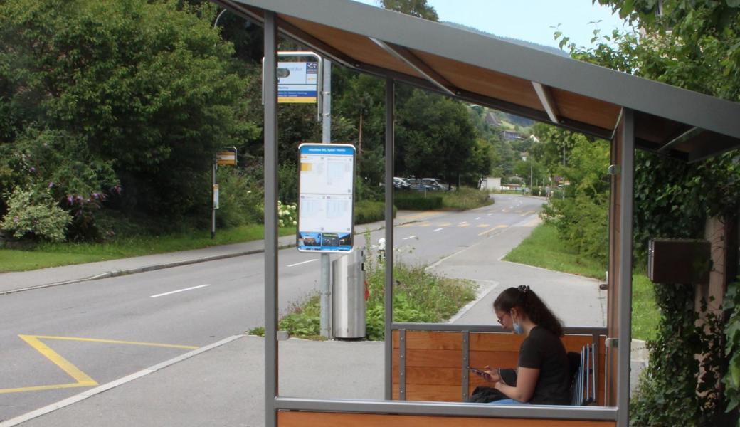 Warten geschützt vor der Sonne und immer im Trockenen.