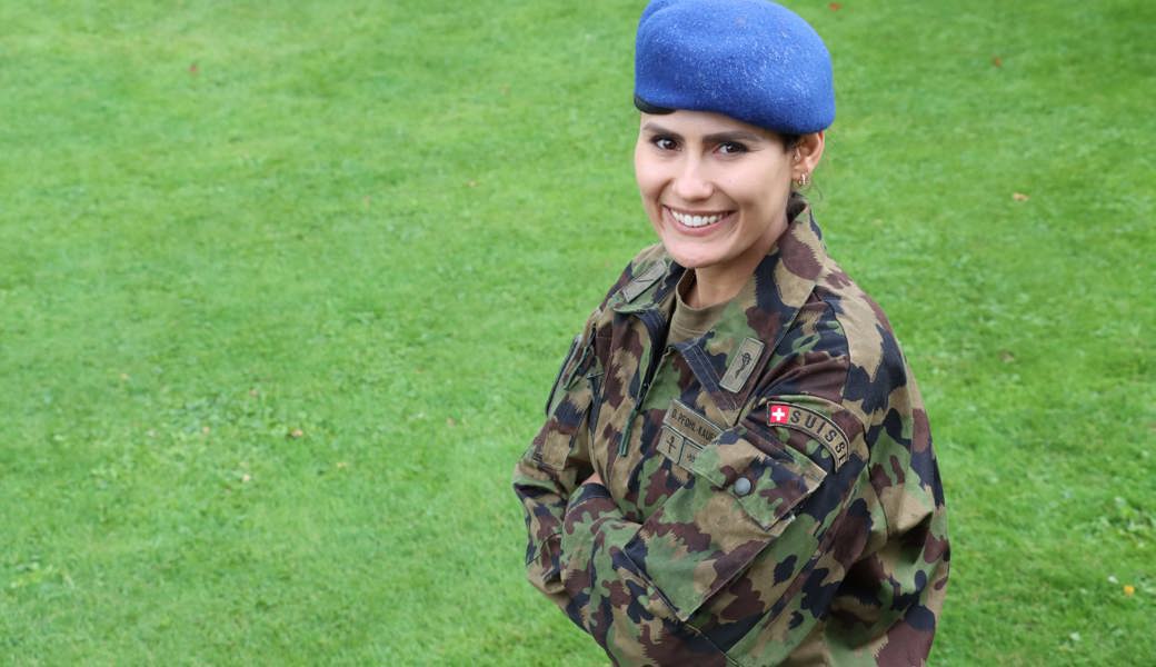 Daniela Pfohl im Tarnanzug. Das Beret ist bei den Sanitätstruppen blau  – Infanteristinnen und Infanteristen tragen es in grün.