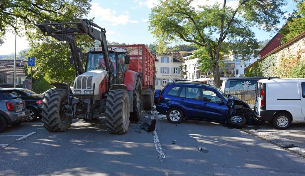 Das Auto des 82-Jährigen wurde praktisch zwischen Traktor und parkiertem Fahrzeug eingeklemmt.