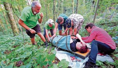 Samariter übten, verletzte Wanderer zu bergen