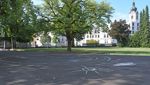 Kritik am Asphaltplatz vor dem Schulhaus Bild: Schulpräsident verteidigt die Sanierung