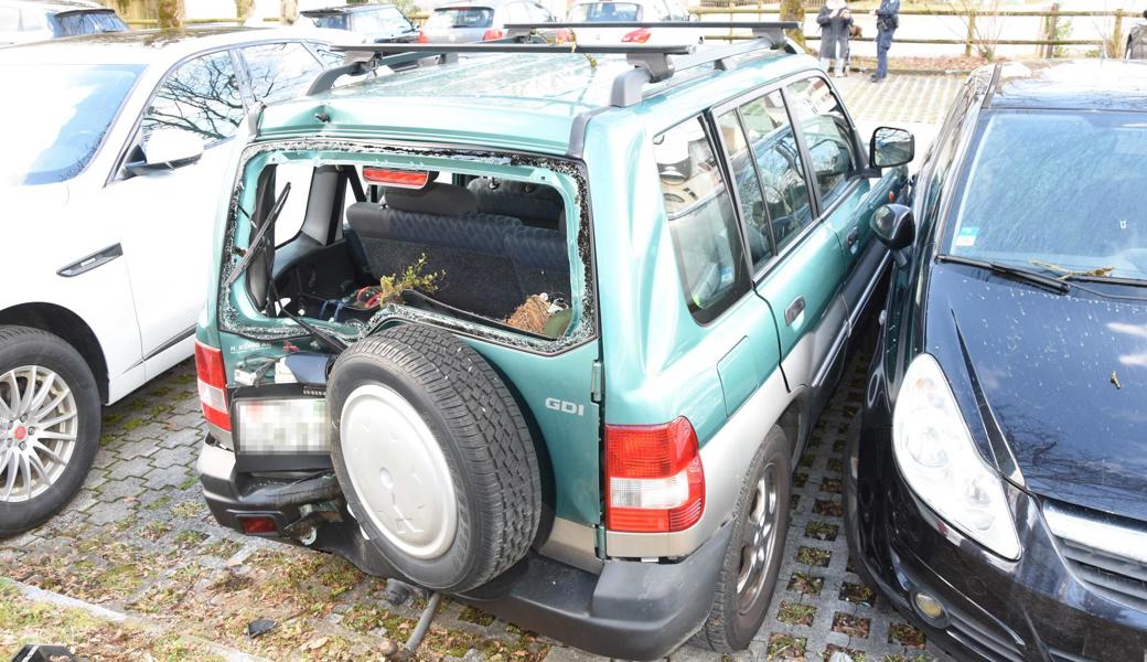 Die Lenkerin und ihr Beifahrer mussten von der Feuerwehr aus dem Auto befreit werden.