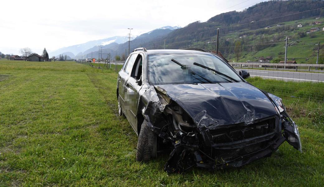 Das stark beschädigte Fahrzeug der 28-jährigen Fahrerin.