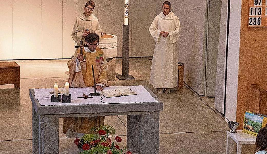 Feierlich zelebrierte Pfarrer Roman Karrer die Messe zur Dreifaltigkeit. 