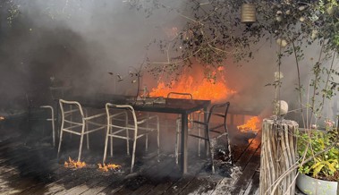 Zuerst fing der Abfallsack Feuer, dann geriet die ganze Terrasse in Brand