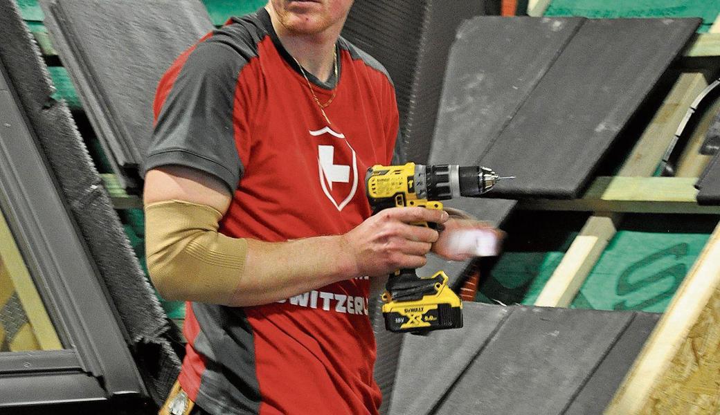 Arbeit unter Hochdruck: Patrick Güttinger während der Dachdecker-Weltmeisterschaft in Lettland.