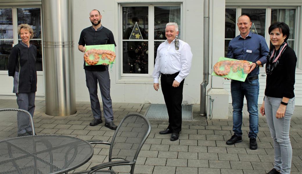 Scheidende und neue Belegschaft des Alters- und Pflegeheims Rheinauen (von links): Renate Lieberherr (abtretende Küchenchefin), Florian Holenstein (neuer Küchenchef), Roland Wälter (Gemeindepräsident Diepoldsau), Ignaz Benz (neuer Institutionsleiter) und Susi Hutter (abtretende Leiterin).