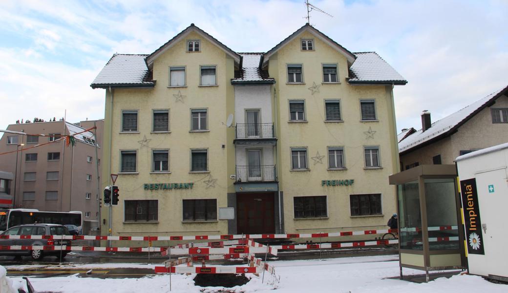 Den Freihof haben die politische Gemeinde und die Ortsgemeinde vor ein paar Jahren gemeinsam gekauft, nun soll hier ein Bankgebäude entstehen.