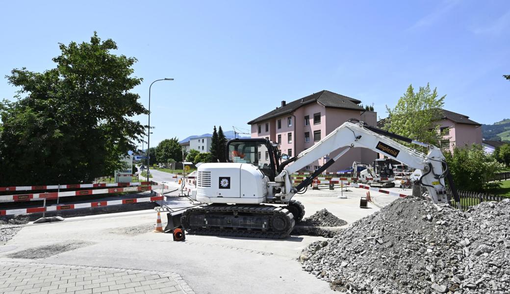 Drei Wochen sollte die Durchfahrt an der Ecke Feldwiesenstrasse-Tiefenackerstrasse wegen Leitungsbauarbeiten gesperrt bleiben. Voraussichtlich ist man nun doch in der halben Zeit fertig.