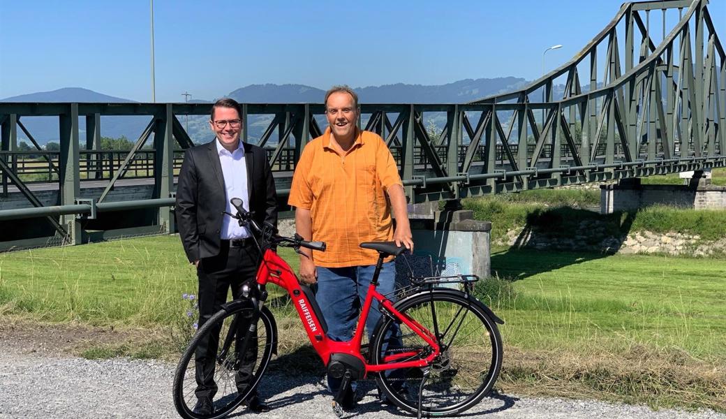 E-Bike-Gewinner Markus Weder erhält das Zweirad von Bankleiter Andreas Schmid.