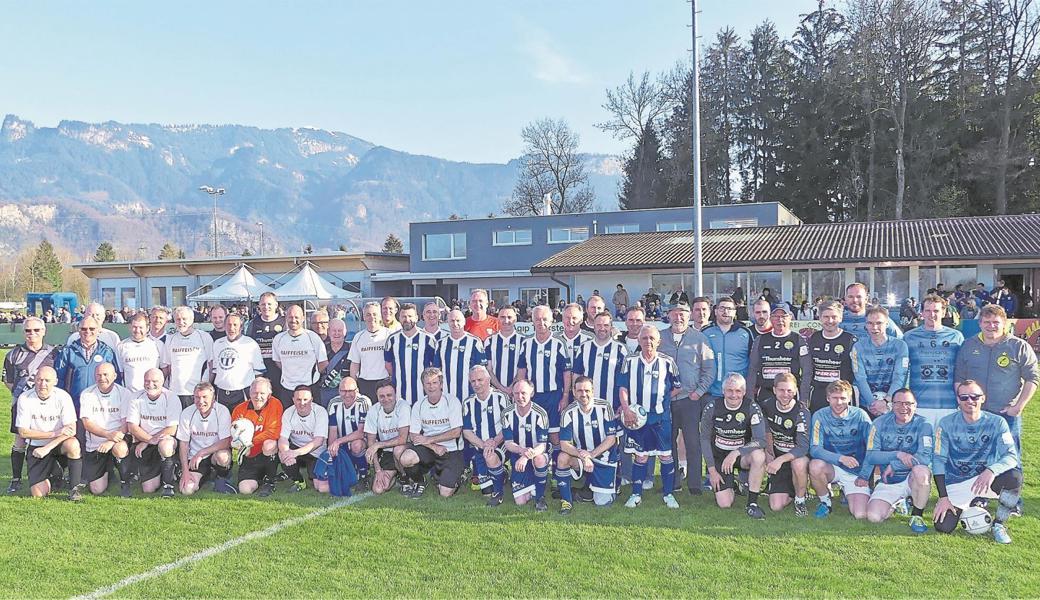 Die versammelten Legenden aus Fussball und Faustball vor dem neuen Sportbau links im Hintergrund. 