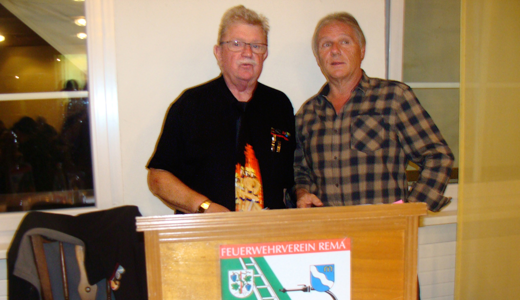 Amtsübergabe per Handschlag: Links der scheidende Präsident des Feuerwehrvereins, Hansjörg Keel, rechts sein Nachfolger Christian Freund.