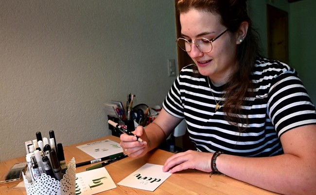 Mehr schreibendes Malen als schönes Schreiben – Siri Tschirkys Leidenschaft für die Schönschrift