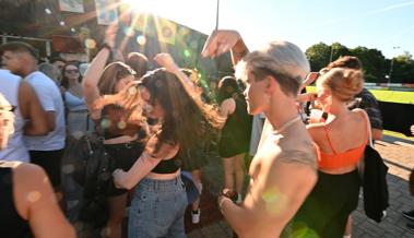 Video: Technoparty in der Abendsonne