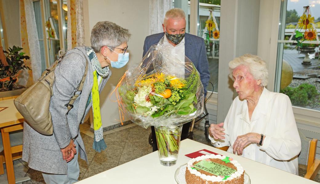 Heimkommissionspräsidentin Karin Aerni und Gemeindepräsident Roland Wälter gratulieren Lydia Weder zum 100. Geburtstag.