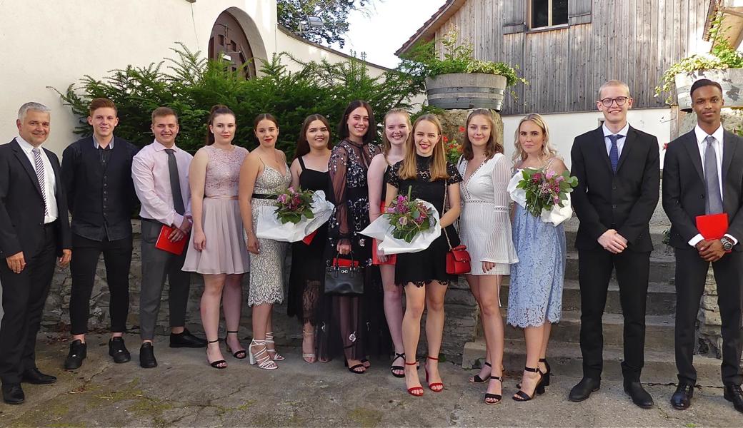 Die Diplomanden des Berufsmaturitätslehrgangs BM2 (v.l.): Lehrgangsleiter Felix Wetter, Aaron Heule, Sylejman Limani, Alina Burkart, Jil Rietmann, Shqipdona Cenaj, Patrizia Schlatter, Louise Bendixen, Corinne Mattle, Leonie Moser, Carola Schröder, Joel Frei und Khadar Sharif. Bild: Ulrike Huber