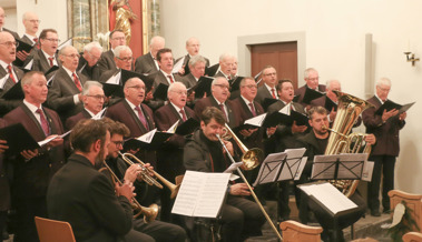 Sonore Männerstimmen führten vom Herbst in den Advent