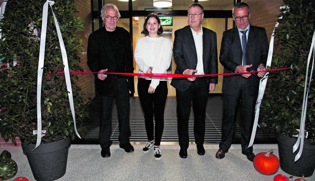 Das Band zum neuen Schulhaus ist durchschnitten (von links): Architekt Hubert Bischof, Präsidentin des Schülerparlaments, Hanna Arzic, Schulleiter Markus Waser und Präsident der Oberstufe Mittelrheintal, Ivo Riedi. 