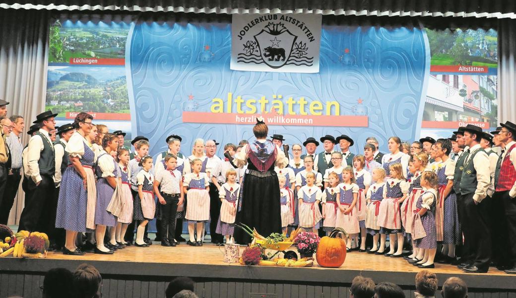 Der Gesamtchor – Jodlerklub, Kinderjodelchörli und Gastsänger – unter der Leitung von Hedy Fitze. 
