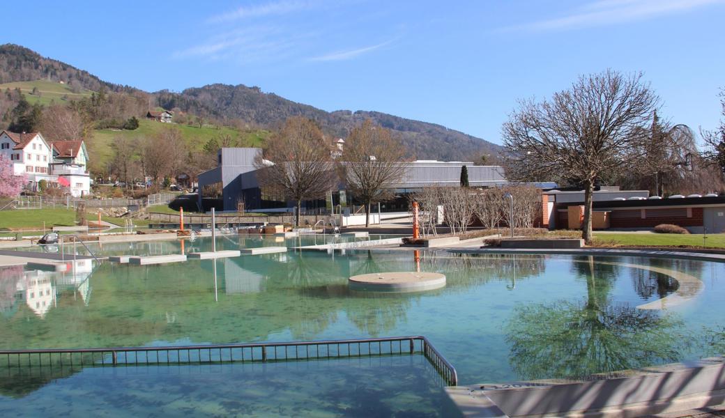 Die Schwimmbecken im aquaRii Freibad Altstätten sind geputzt und gefüllt: Alles ist für den Saisonstart bereit.  