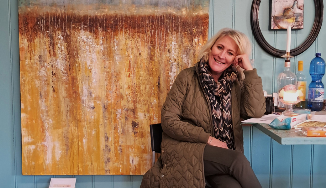 Karin Schelling bringt ihre Bilder Schicht um Schicht zum Leuchten