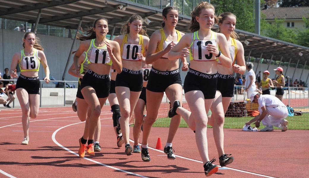 Zum Start des 800-Meter-Laufs der U18-Mädchen des STV Au und des TV Teufen bestimmte Emmy Weder mit der Nummer 13 das Tempo.