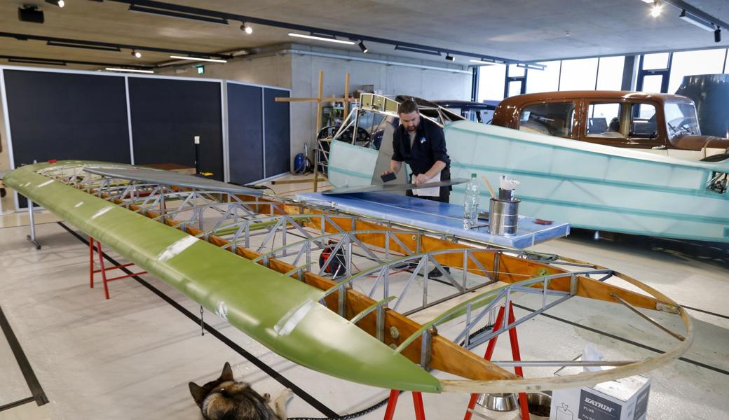 Derzeit im Flieger- und Fahrzeugmuseum in Altenrhein zu sehen: Silvan Wild bespannt Rumpf und Flügel einer Piper L4 aus dem Jahr 1942 mit neuem Tuch.