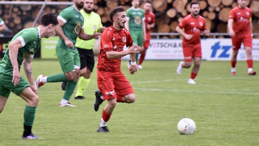 Rheineck (in Rot, mit Sevdai Spahiu) erwartet in Staad ein heisses Derby.