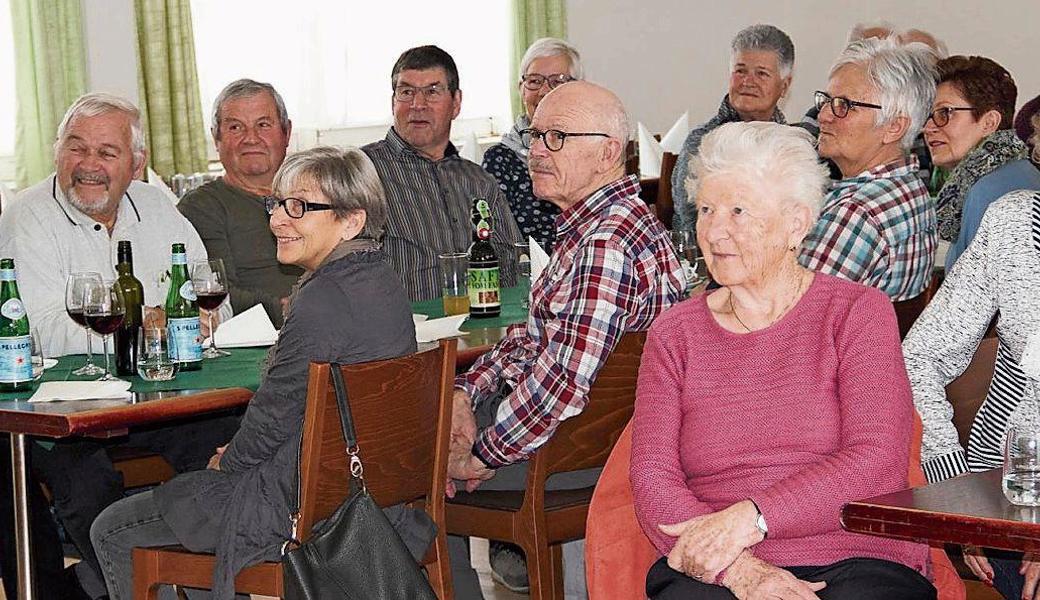 Die Zuschauer verfolgen gespannt die Theateraufführung der Hinterforster Bäuerinnen. 