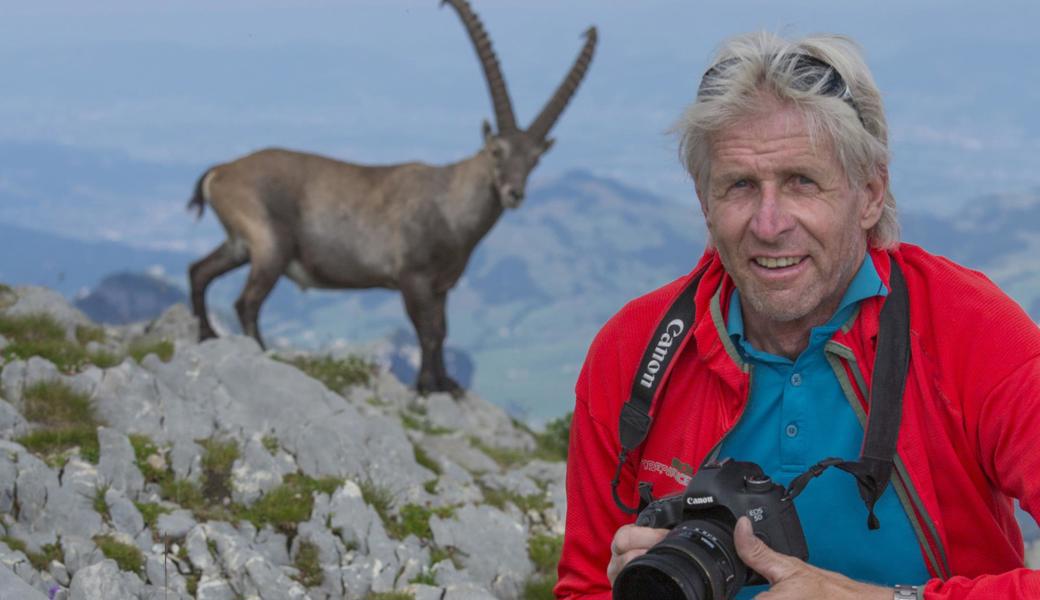 Dieses nicht alltägliche Selfie machte der Thaler Fotograf mit einem Steinbock auf dem Lisengrat. 