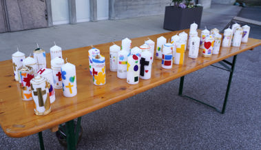 Grosser Andrang am Kerzenverzieren 