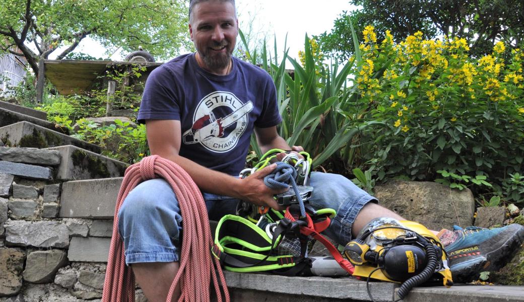 Dominik Suntinger im eigenen Garten mit dem Equipment, das er für seine Kurse als Experte für Höhenarbeiten benötigt.