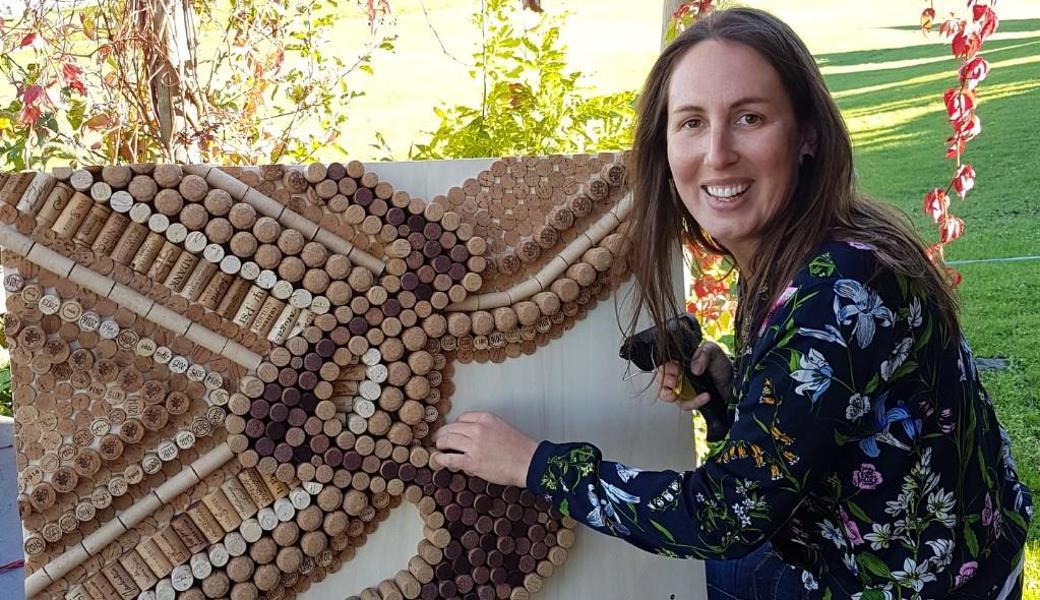 Marion Riedel-Hirschmann mit einem Bildwerk aus Kork. 