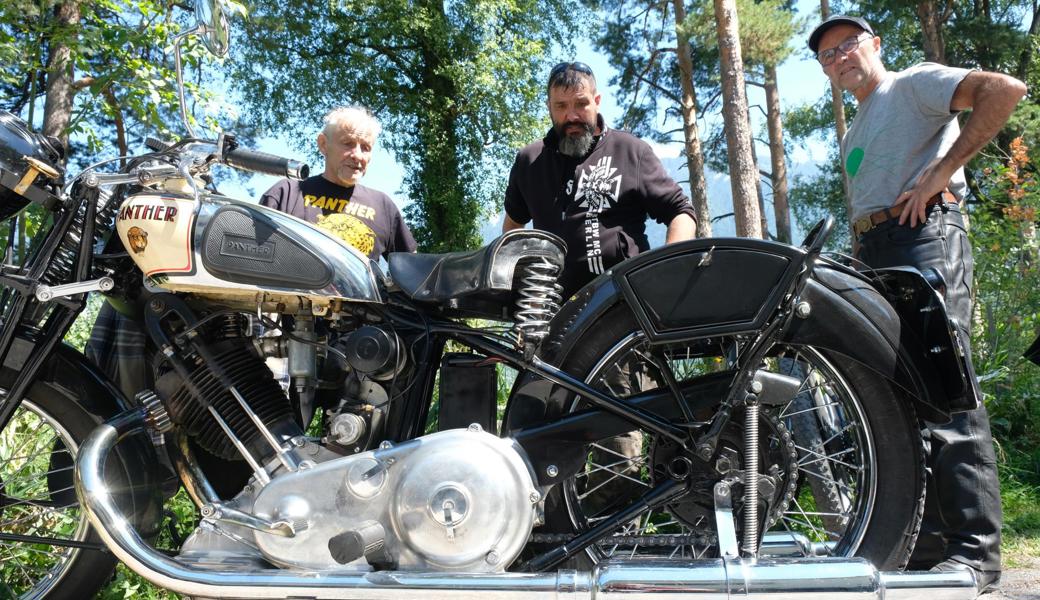 Diese prächtige Panther-Maschine bietet den Liebhabern englischer Motorräder viel Gesprächsstoff.