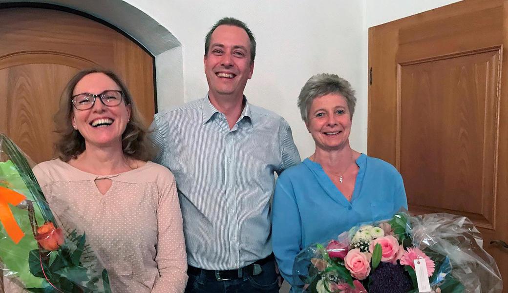 Von links: Claudia Brunner, Pflegefachfrau; Laurent Déverin, Präsident; Jasmine Stieger, zehn Jahre Pflegefachfrau. 