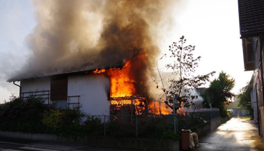 Feuer auf Terrasse weitet sich zu Grossbrand aus
