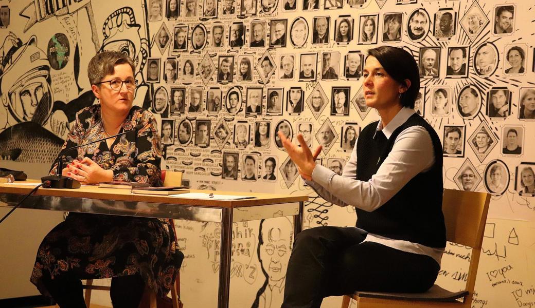 Im Raum für Literatur in St. Gallen stellte Ruth Weber (l.) den Roman vor. Boglárka Horváth moderierte den Abend.