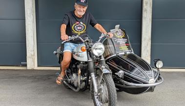 Britischer Biker feiert Geburtstag und Jubiläum