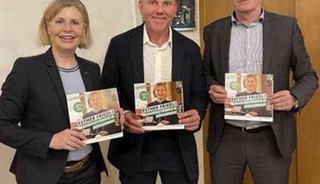 SVP-Ortsparteipräsident Erich Breitenmoser (Mitte) begrüsste an der Hauptversammlung Esther Friedli und Roland Rino Büchel.  SVP-Ortsparteipräsident Erich Breitenmoser (Mitte) begrüsste an der Hauptversammlung Esther Friedli und Roland Rino Büchel.
