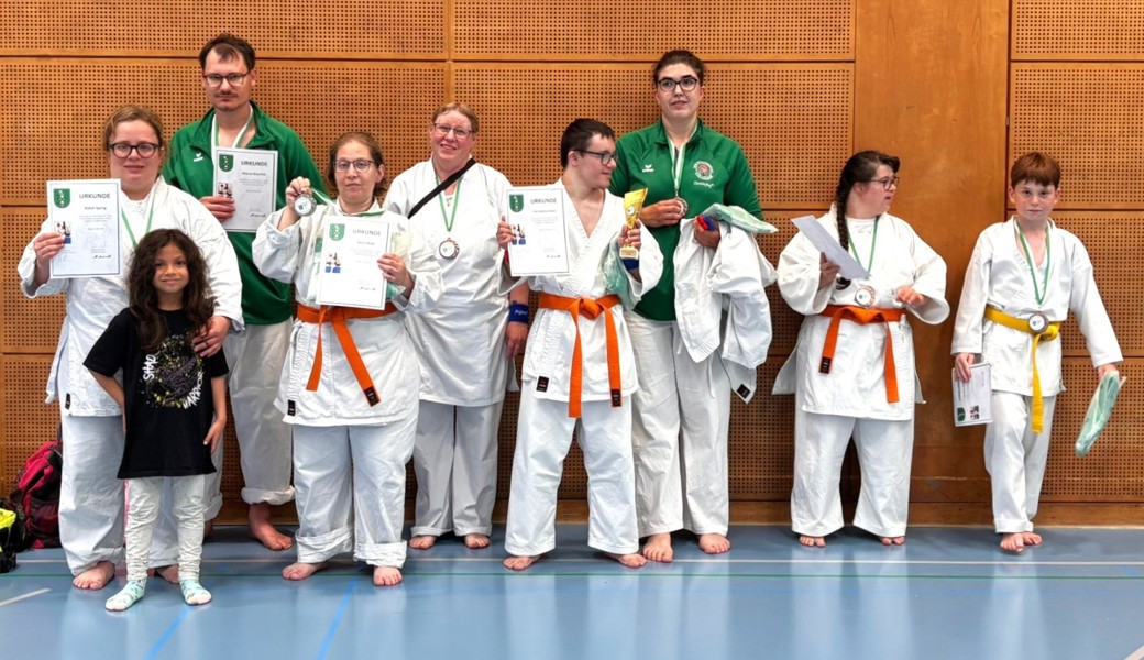 Karate PluS blickt auf ein erfolgreiches Halbjahr mit Prüfungen und Wettkämpfen