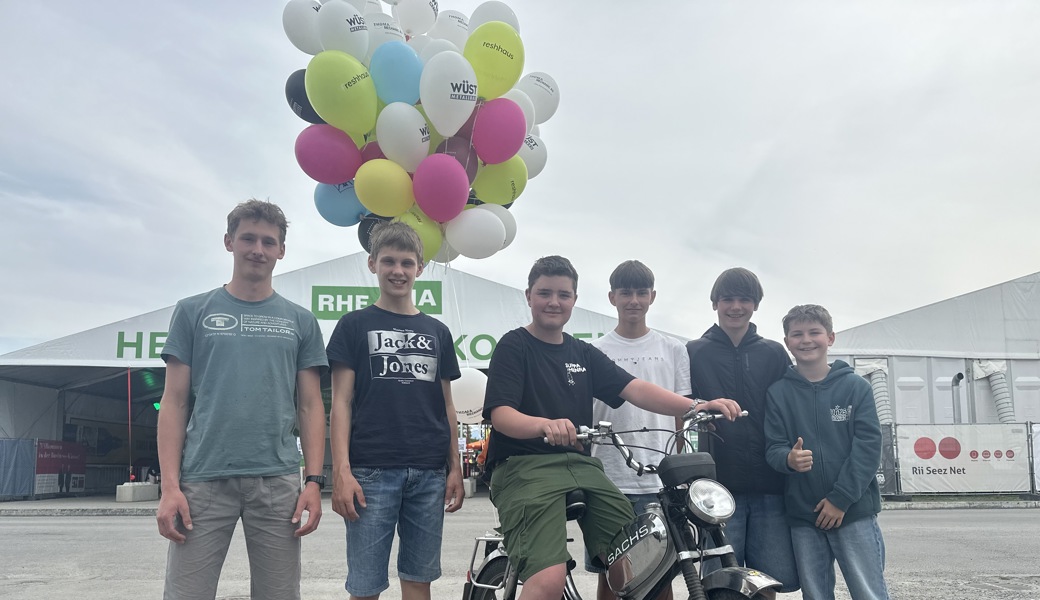 Am Gepäckträger angemacht: Mit 50 Ballons auf dem Töffli