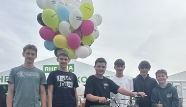 Am Gepäckträger angemacht: Mit 50 Ballons auf dem Töffli