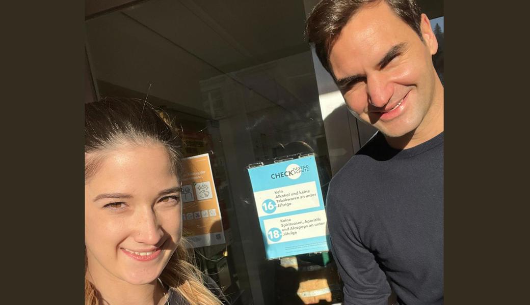 Prominenter Gast bei Beck Eschenmoser: Roger Federer posiert mit der Angestellten Vanessa Jäger.