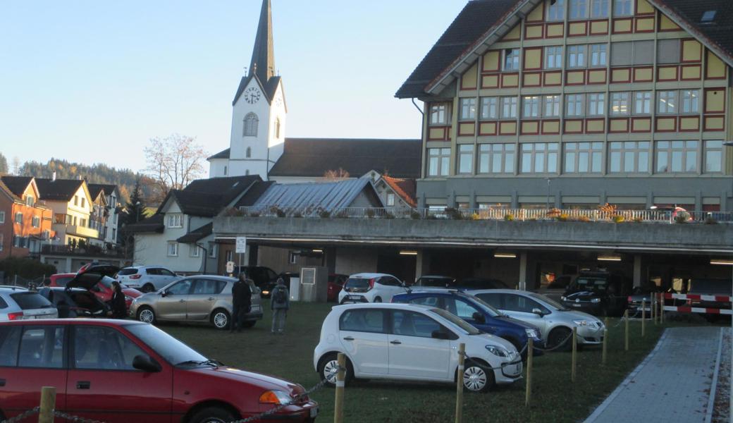 Nördlich der Kirche und des Verwaltungs- und Bankgebäudes «Bären» wurde ein grosszügiger Parkplatz realisiert.