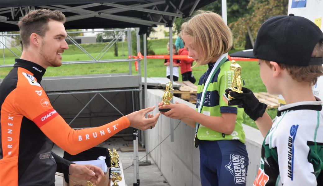 Am Sonntag überreichte Simon Vitzthum am Altstätter Bikerennen Pokale. Wird er bald selbst eine Medaille erhalten? 