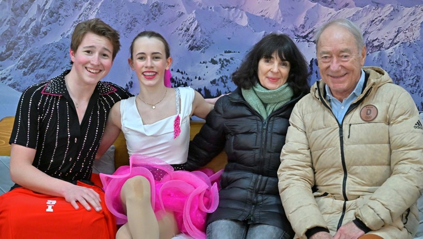 Vereint als Viererteam (von links): Timon Suhner, Leonie Woodtli, Clubtrainerin Claudia Aebischer und Trainer Martin Skotnický am Bavarian Open.