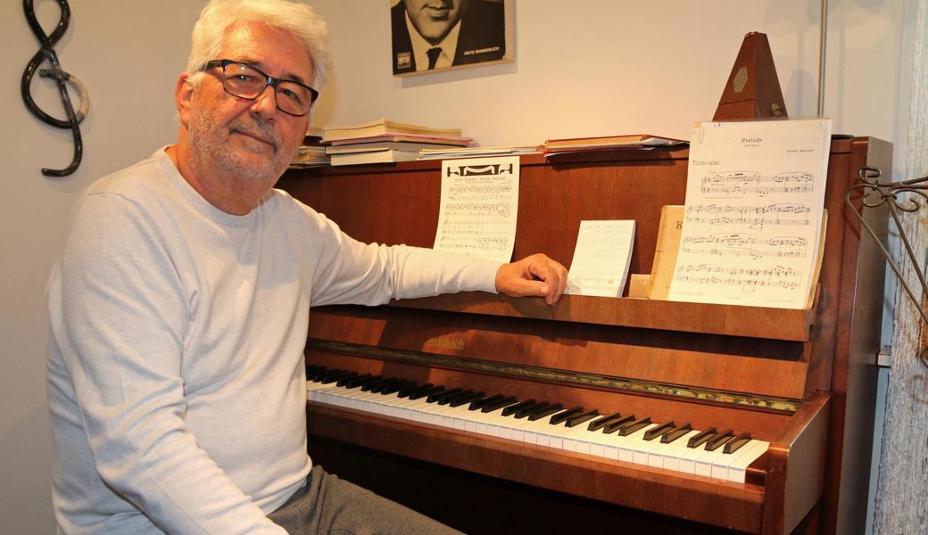 In seinem Musikzimmer bereitet sich Karl Matheisl vor für sein 50-Jahr-Jubiläumskonzert mit den Balgacher Kirchenchören.