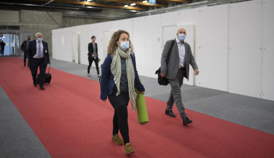 Auf dem Weg an die Session in der Olma-Halle: Karin Hasler (SP, Balgach) und Remo Maurer (SP, Altstätten). Im Hintergrund links Walter Freund (SVP, Eichberg).