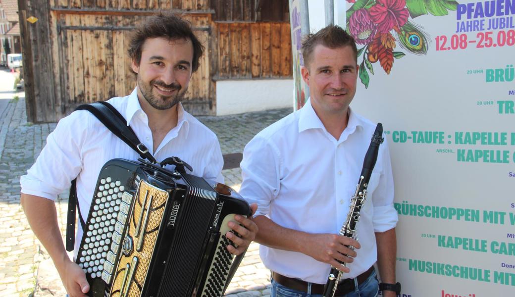 René Lei (Akkordeon) und Philipp Färber (Klarinette und Saxofon) bilden seit 20 Jahren die eine Hälfte der Kapelle Pfauenhalde. Sie laden nun zu einem grossen Fest(ival), das sich über zwei Wochen erstreckt. 
