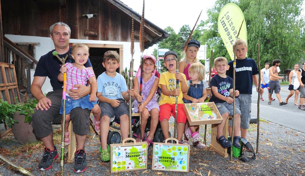 Mit Holzköfferchen und Reisepass erkunden Kinder und Erwachsene die Museen der Region.